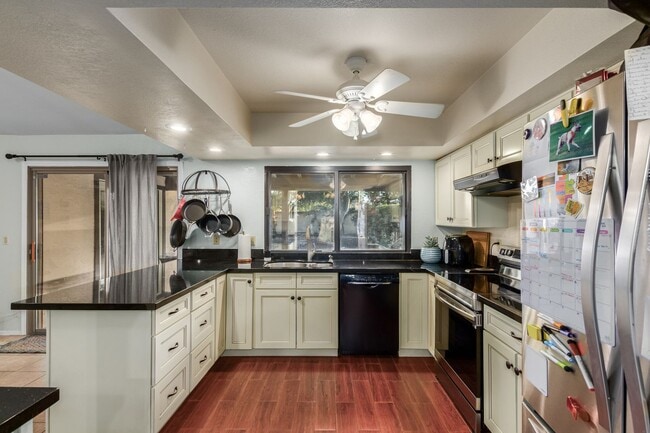 Building Photo - Highly sought after Marlborough Park Estates neighborhood!