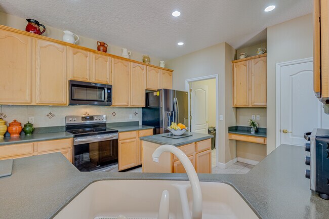 Building Photo - 2500 Azzurra Ln