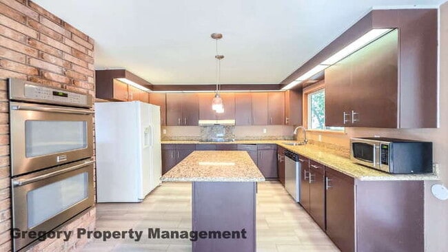 Building Photo - Spacious 5-Bedroom Kirkland Home – Daylight Basement, RV Parking, Quiet Private Drive & Top Schools!