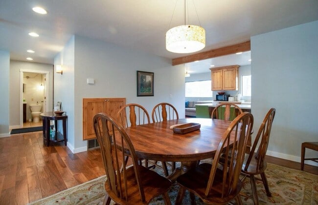 Building Photo - Fantastic 3-Bdr Home with Private Airport ...