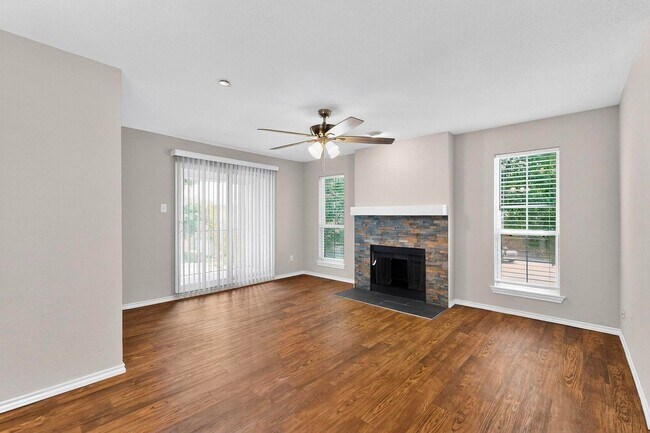 Building Photo - Stylish Upstairs Corner Unit Near Lake Ray Hubbard