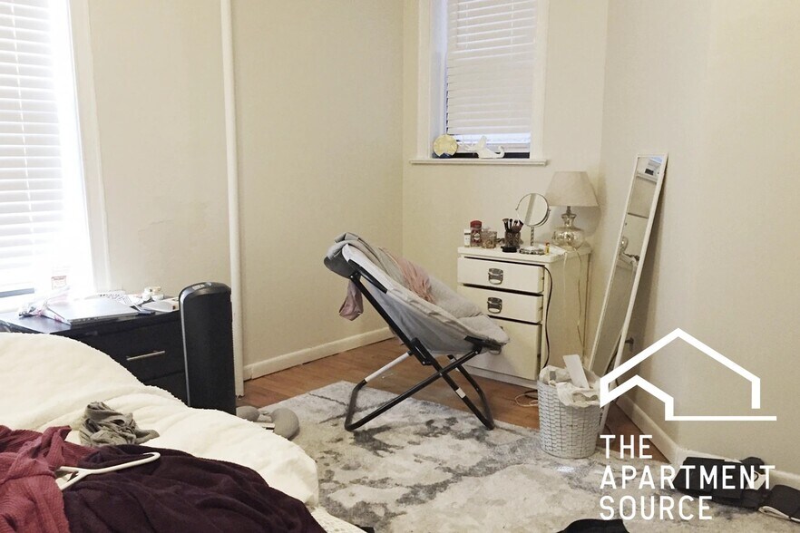 Building Photo - 917 W Waveland Ave