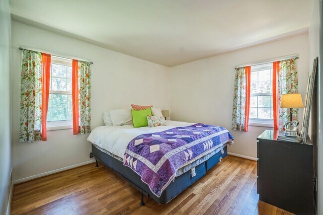 Building Photo - Charming 4 Bedroom Brick Home - Ideal Loca...