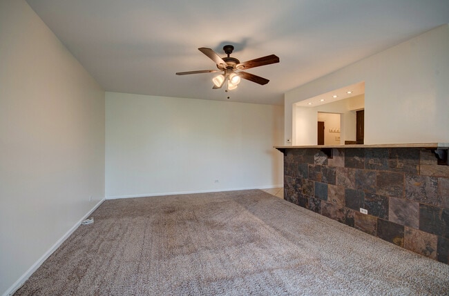 Building Photo - 2210 Country Club Dr