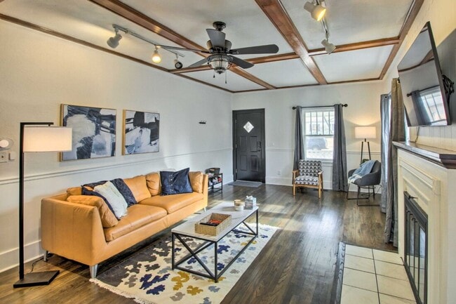 Building Photo - Newly remodeled, fully furnished adorable bungalow in a great location!