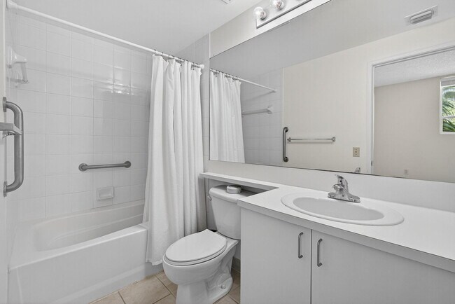 Building Photo - 720 S Sapodilla Ave