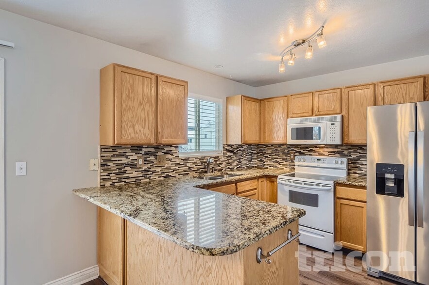 Building Photo - 5206 Midland Dr