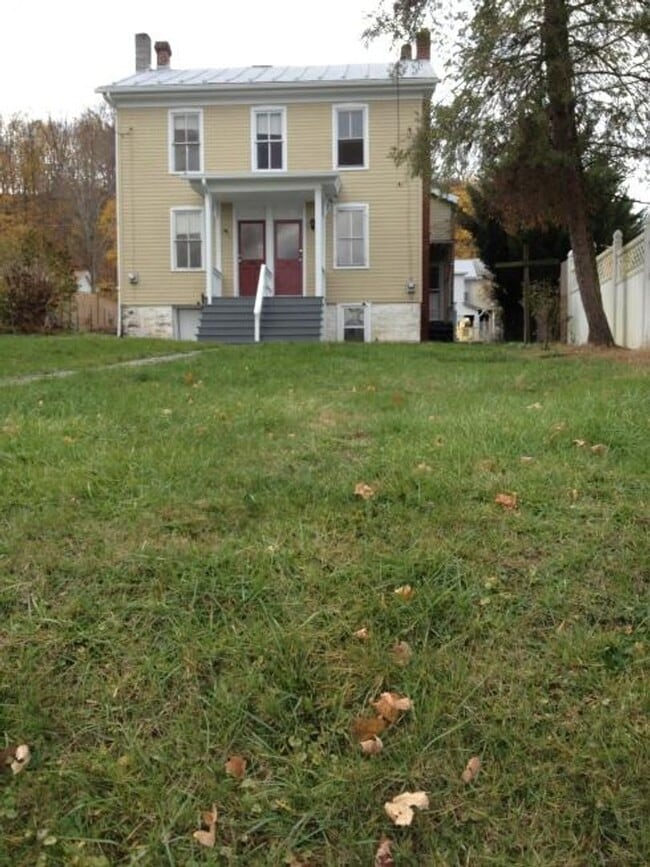 Building Photo - 3 Bedroom 1 Bath in Newport, PA!
