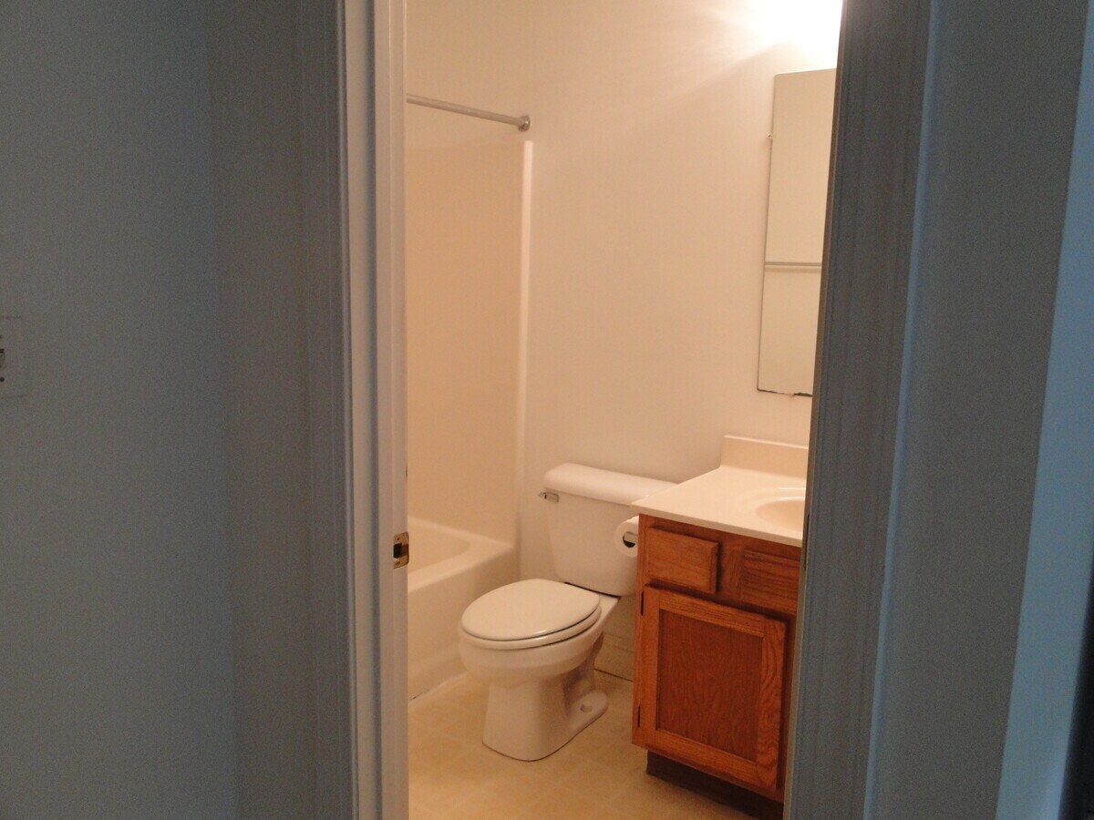 Building Photo - 106 Pine St