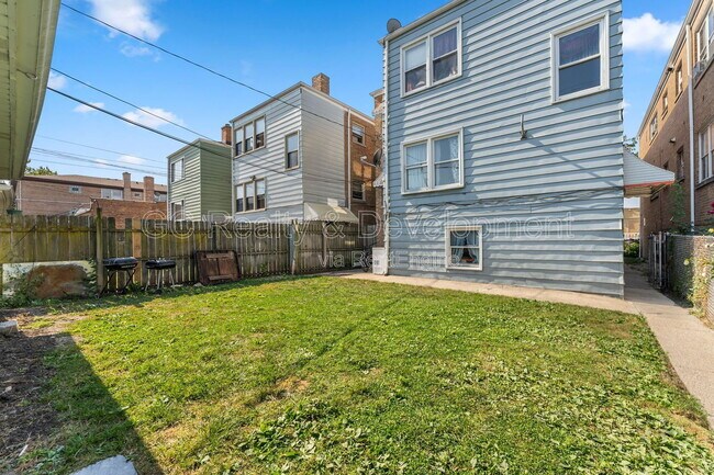 Building Photo - 2517 N Laramie Ave