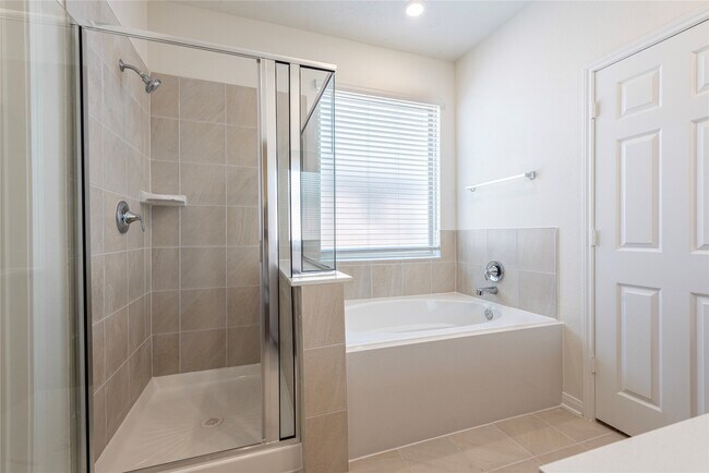 Building Photo - 2815 Icarus Dr