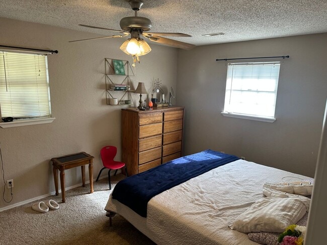 Building Photo - 2 Bedroom, 1 Bathroom, Right side of Duplex with fenced-in backyard and 1x Car Garage