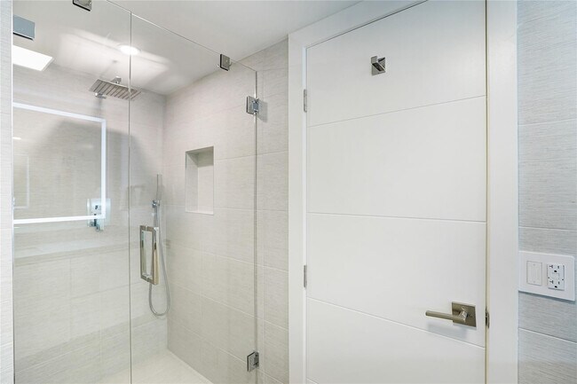 Building Photo - 5100 N Ocean Blvd