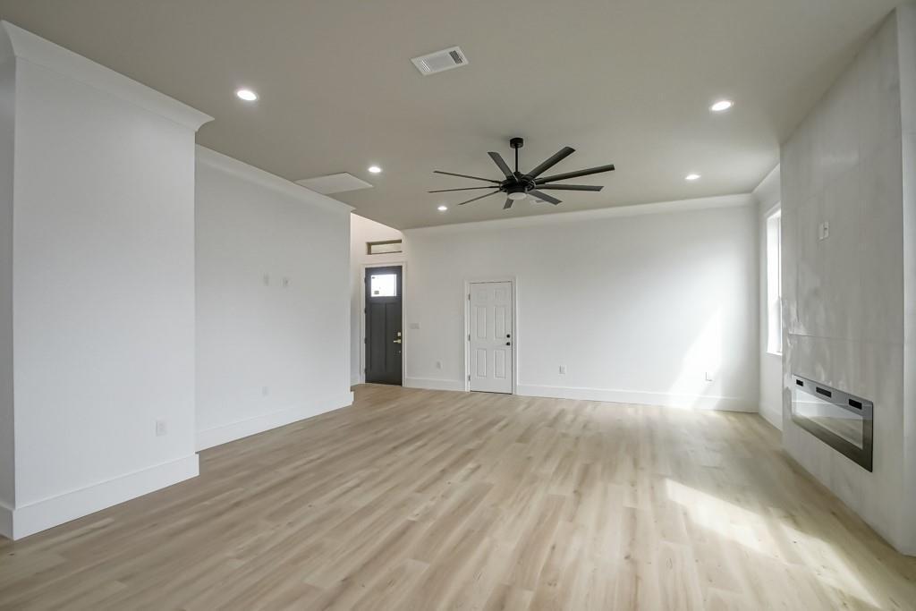 Living 3 - 2416 Prentiss Ave