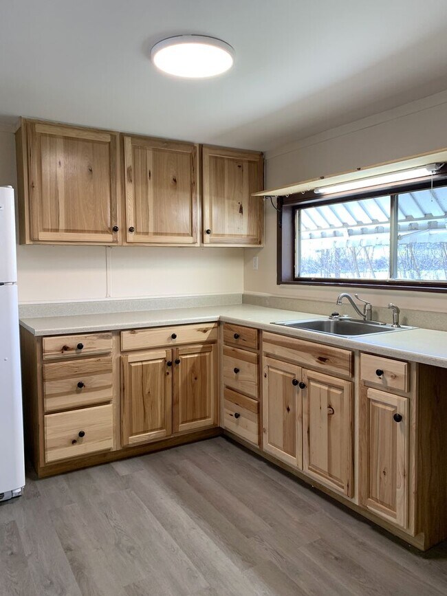 Building Photo - CONTRACT PENDING!! Single family home with...