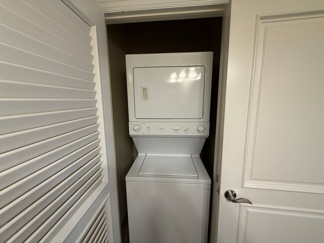 Building Photo - Cozy downtown condo