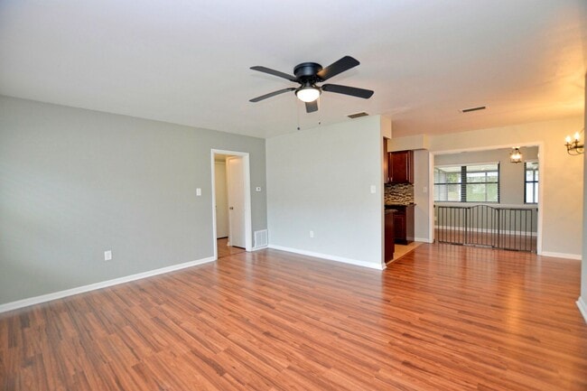 Building Photo - 4 bed 2 bath home