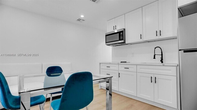 Primary Photo - 32 SW 9th St