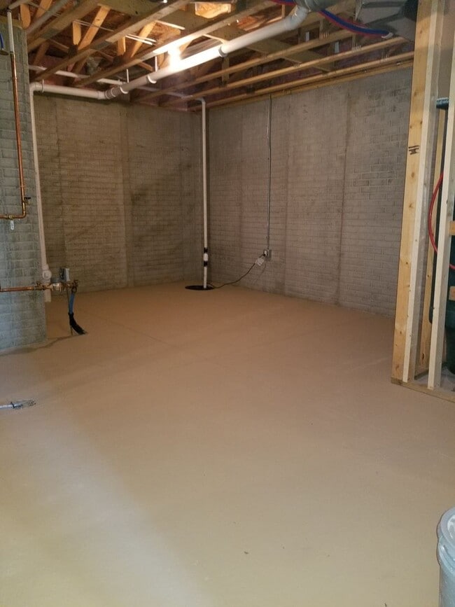 Building Photo - Daylight ranch townhome with 2 stall garage.  Private driveway and covered deck. high end finishe...