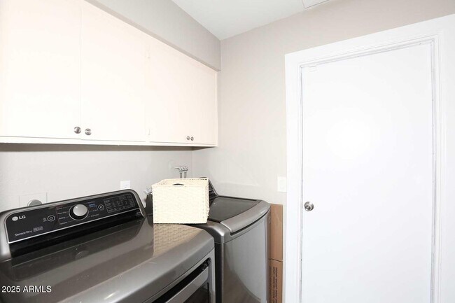 Building Photo - 2634 S Cottonwood Dr