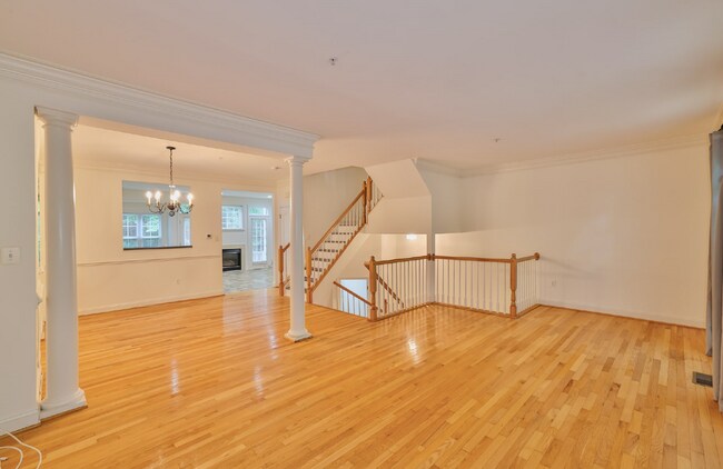Building Photo - AFFORDABLE and SPACIOUS 3br Townhouse by P...