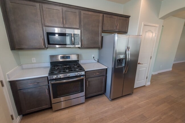 Building Photo - Gorgeous 4 Bedroom 2 Bathroom Home! Centra...