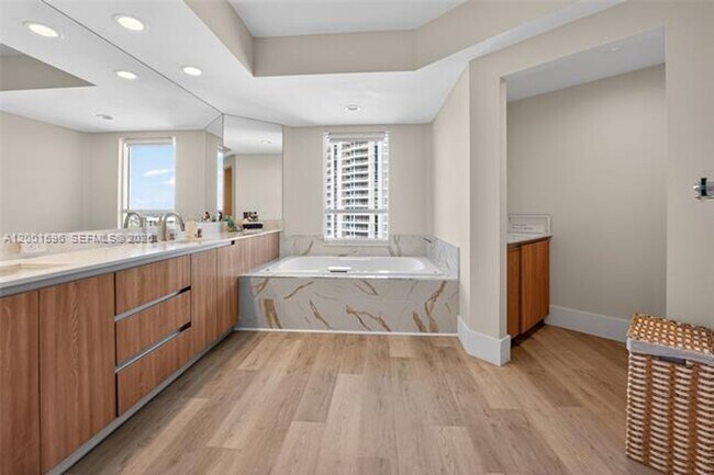 Building Photo - 21050 Point Pl