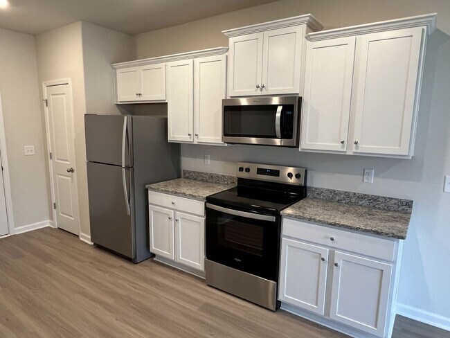 Building Photo - Newer 3 Bed House in East Charlotte
