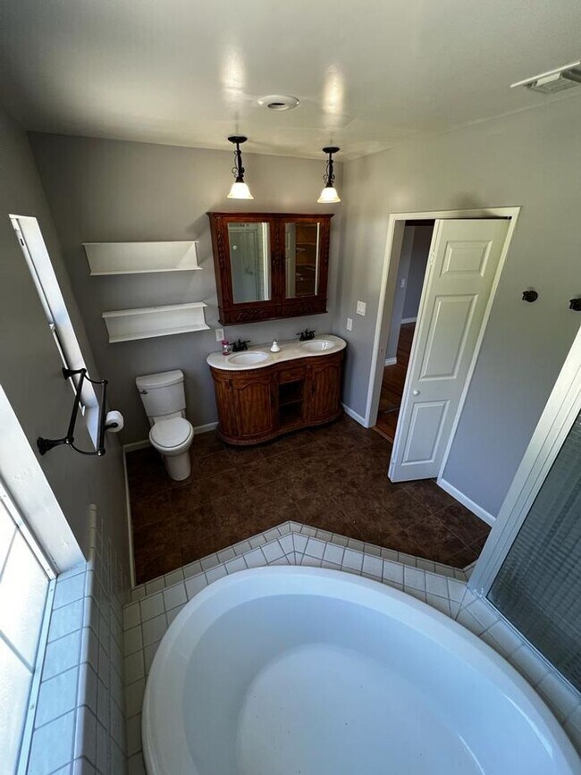 Building Photo - Beautiful 3 bed 2.5 Bath House- La Crescenta/Glendale