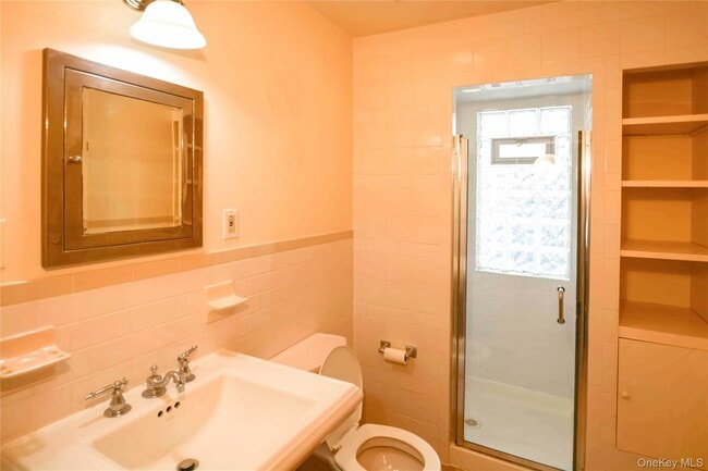 Building Photo - 24-10 Gillmore St