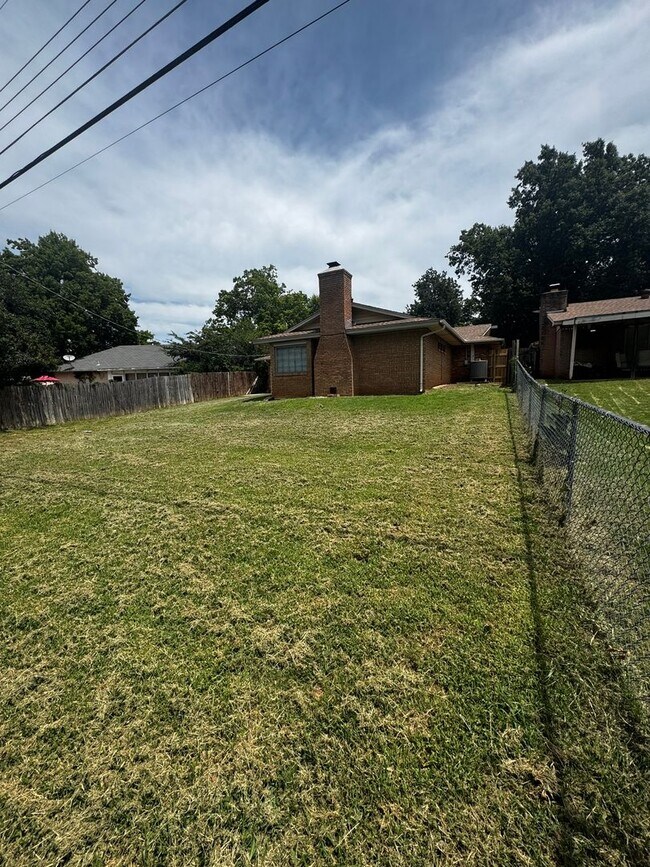 Building Photo - (3) Bed/(2) Bath with (2) Living Areas in MWC Avail NOW!