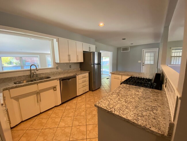 Building Photo - Charming Updated Mid-Century in Fayettevil...