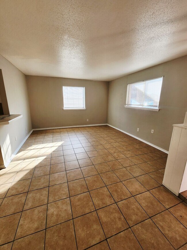 Building Photo - 1 bed 1 bath downstairs Apt in Monterey Square Apts