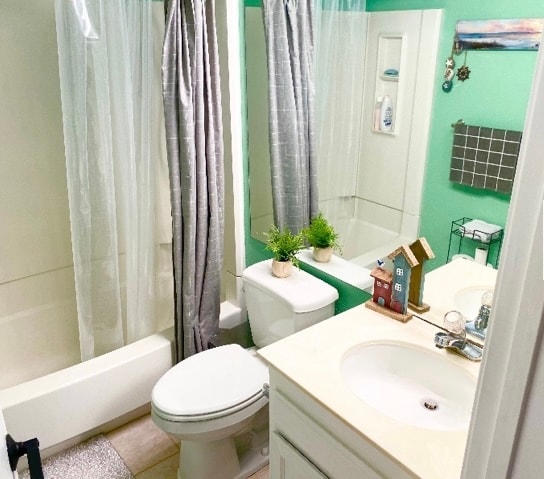 Full bathroom - 372 Chaucer Dr