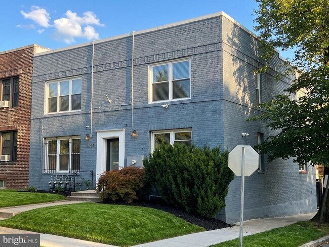 Building Photo - 1627 Holbrook St NE