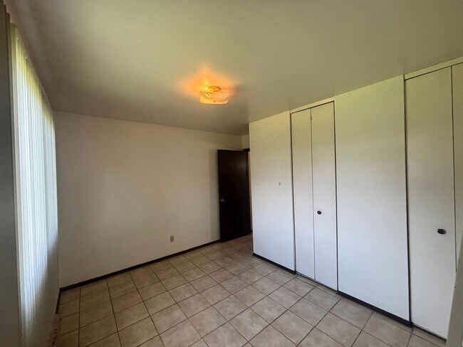 Building Photo - 1728 La Cres St