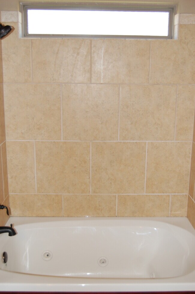 Building Photo - Adorable 3 Bedroom w/ Excellent Location!