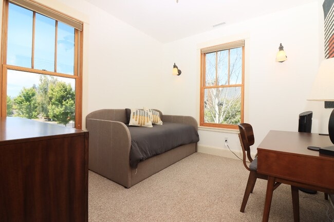Building Photo - Fully Furnished home in Sisters Oregon