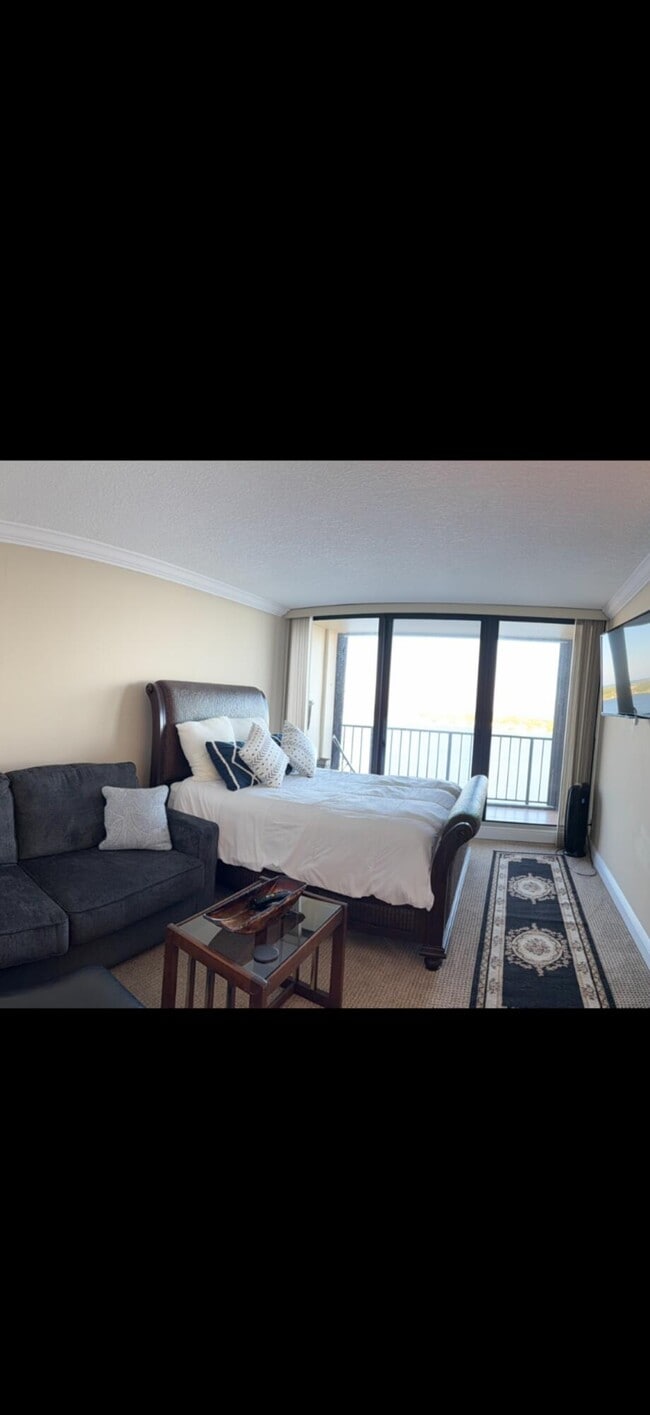 Building Photo - 130 Lakeshore Dr