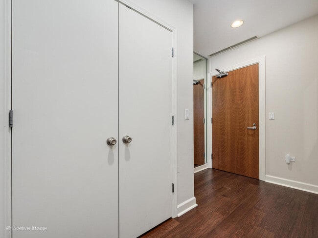 Building Photo - 1335 S Prairie Ave