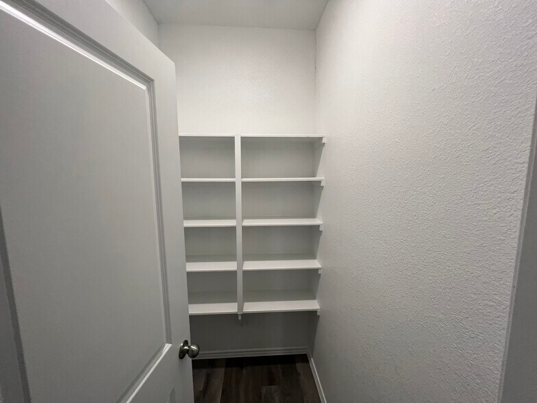 Building Photo - 11595 Persimmon St