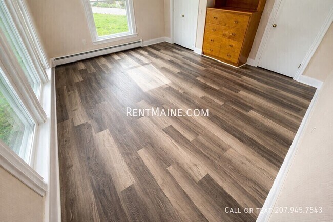 Building Photo - 445 Main St