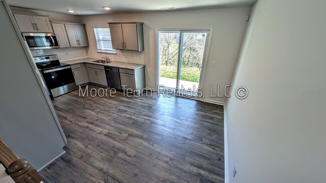 Building Photo - *** MOVE IN SPECTIAL *** Elegant New 3BR T...