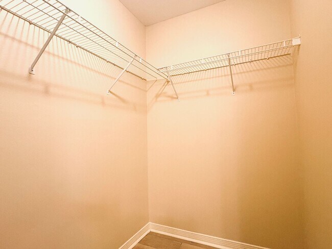 Building Photo - 10621 Creek Ridge Dr