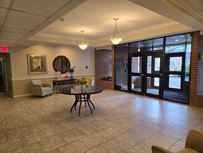 Building Photo - 20-30-30 Daniels St