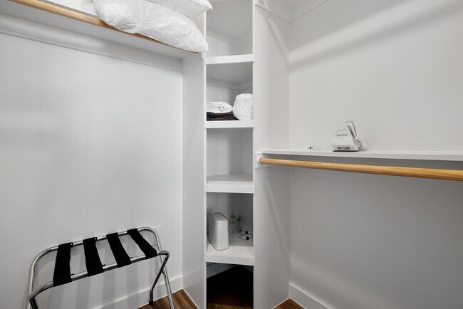 Building Photo - 2425 E Riverside Dr