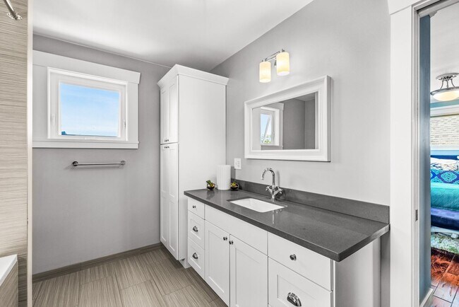 Building Photo - 5bd/2.75ba Seattle Home