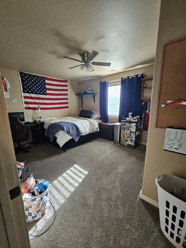 Building Photo - 3 Bedroom 2.5 bath condo located in Four Corners