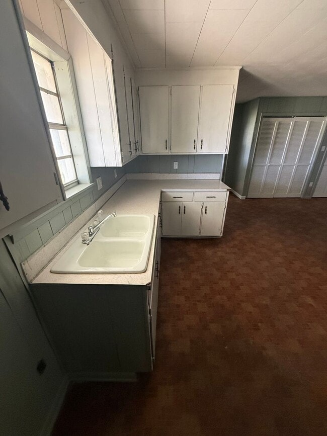 Building Photo - Renovated 5 Bedroom 2 Bath Home for Rent!