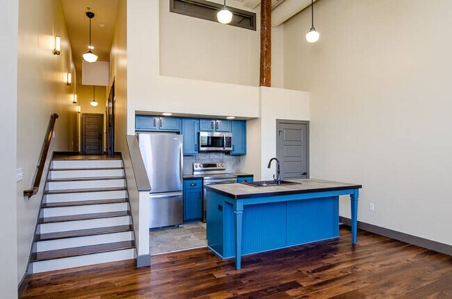 Building Photo - C Street Loft Available Now!